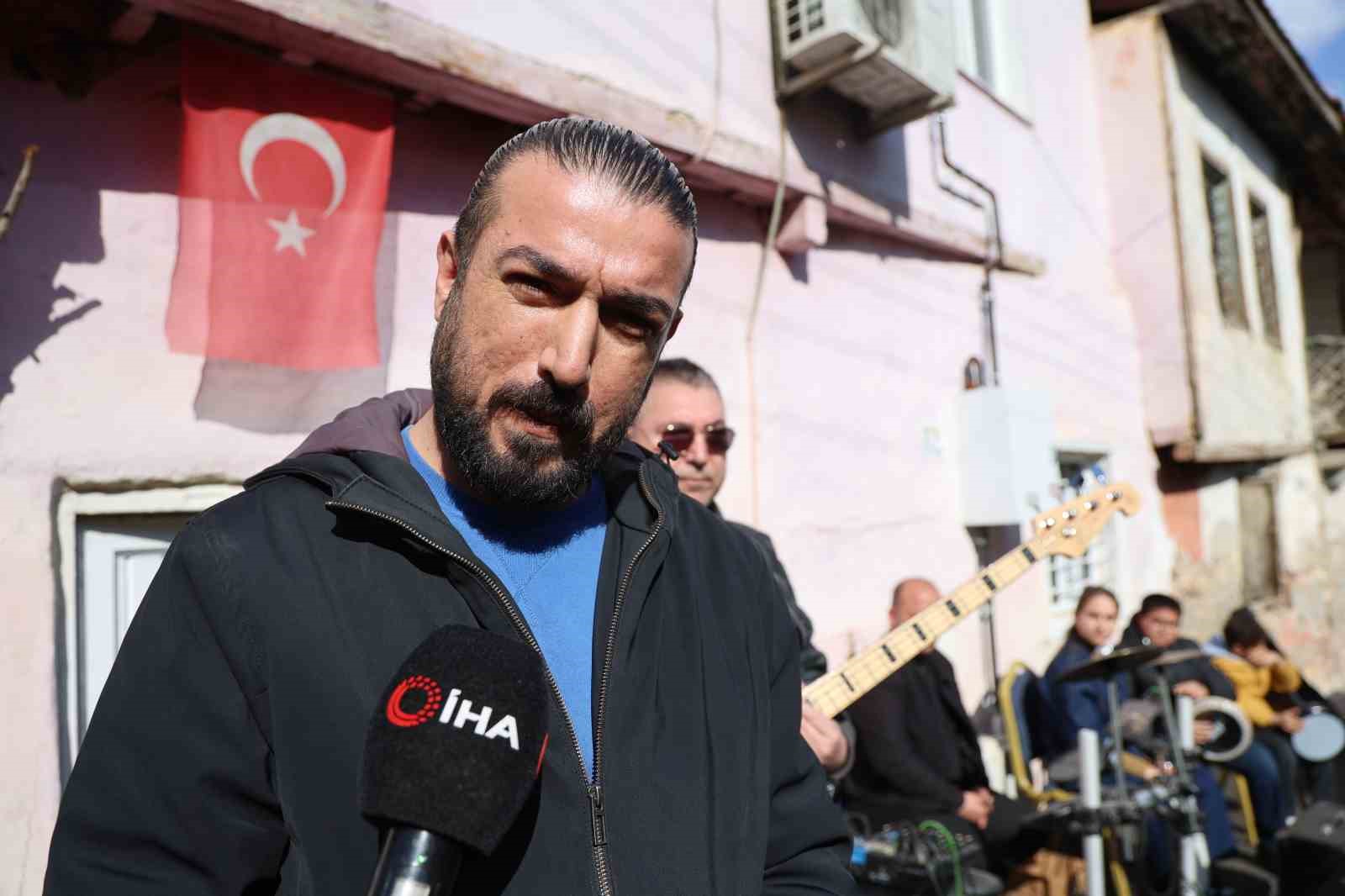 Barış Manço, annesiyle bir dönem yaşadığı evin önünde anıldı
