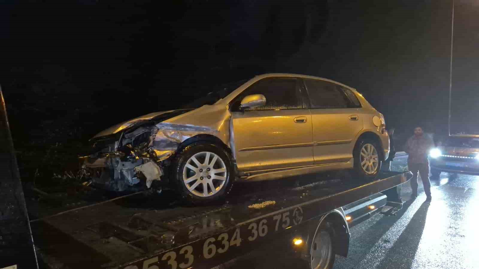 Bariyerlere çarpan otomobilin sürücüsü yaralandı
