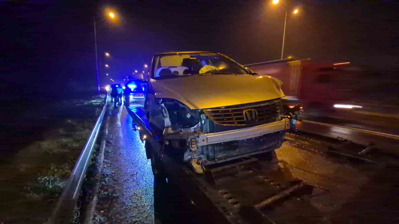 Bariyerlere çarpan otomobilin sürücüsü yaralandı
