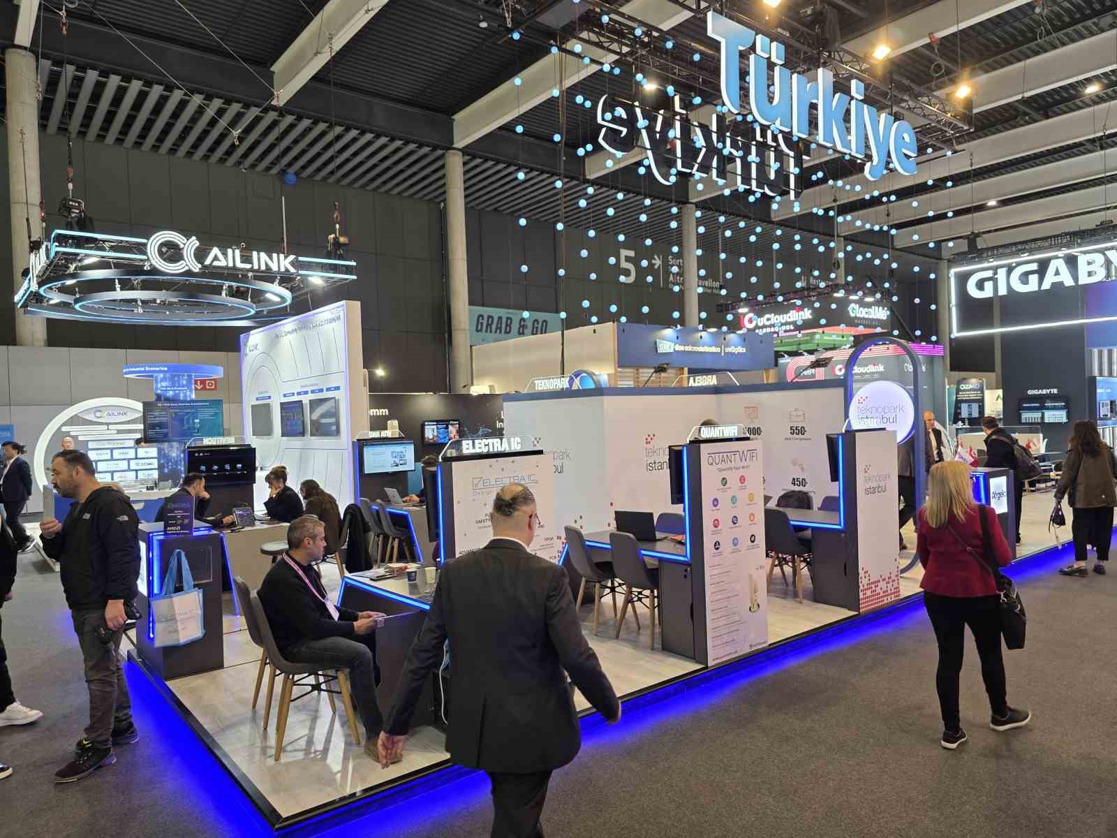 Barselona’da yapay zekalı "metal yaka" sahaya iniyor
