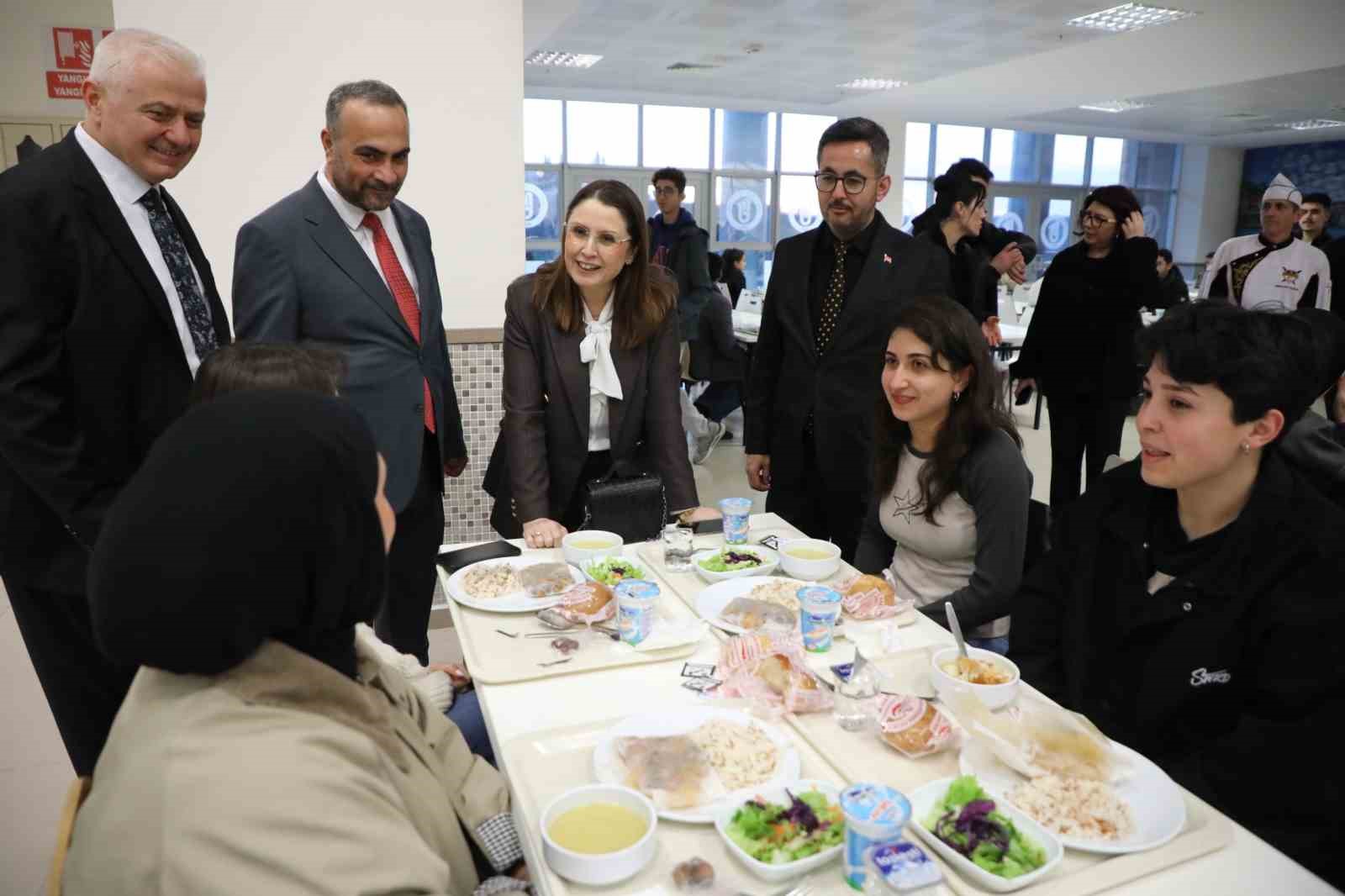 Bartın protokolü üniversite öğrencileriyle iftarda buluştu
Bartın protokolü üniversite öğrencileriyle iftarda buluştu