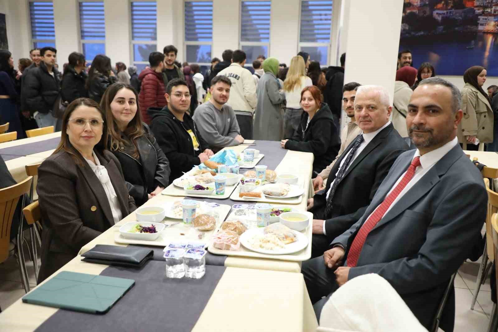 Bartın protokolü üniversite öğrencileriyle iftarda buluştu
Bartın protokolü üniversite öğrencileriyle iftarda buluştu