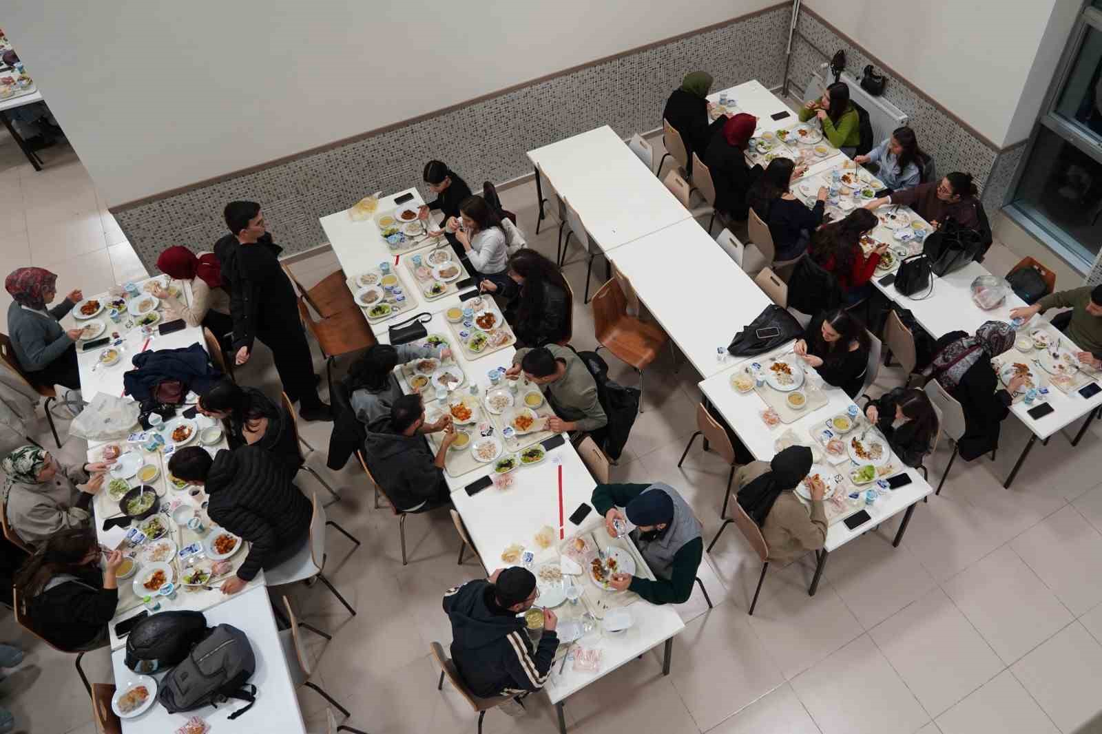 Bartın protokolü üniversite öğrencileriyle iftarda buluştu
Bartın protokolü üniversite öğrencileriyle iftarda buluştu