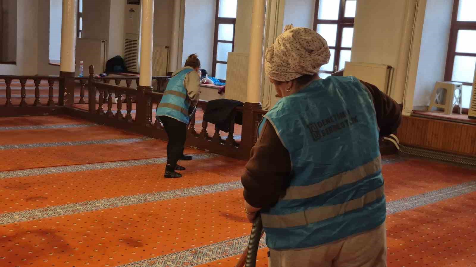 Bartın’da camiler kadın hükümlüler tarafından temizleniyor
