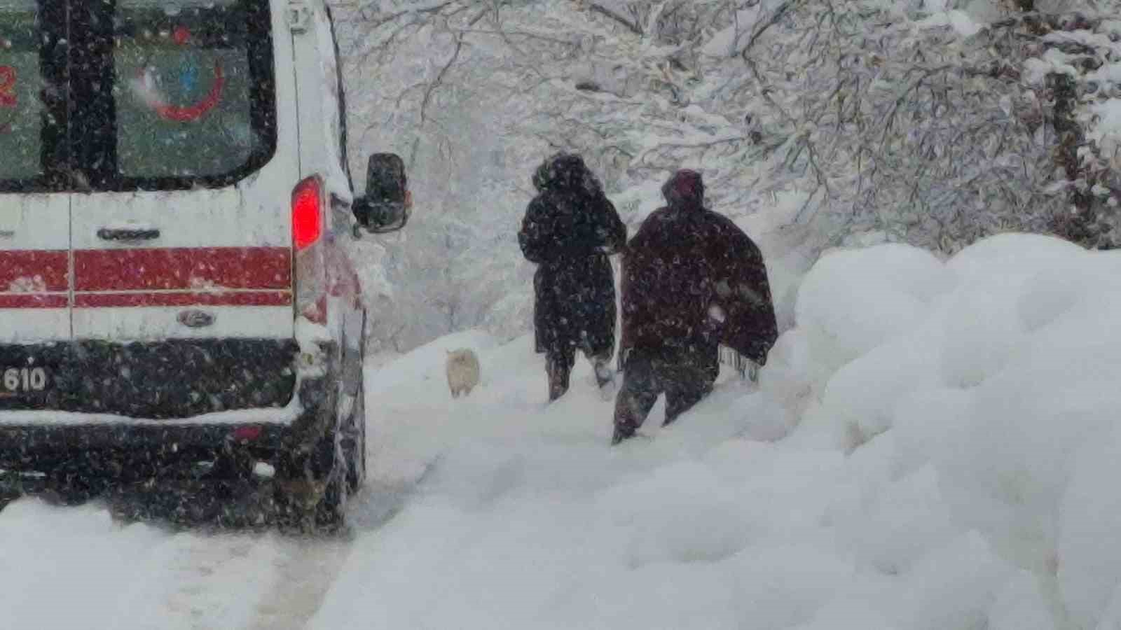 Bartın’da kar kalınlığı 120 santimetreyi aştı
