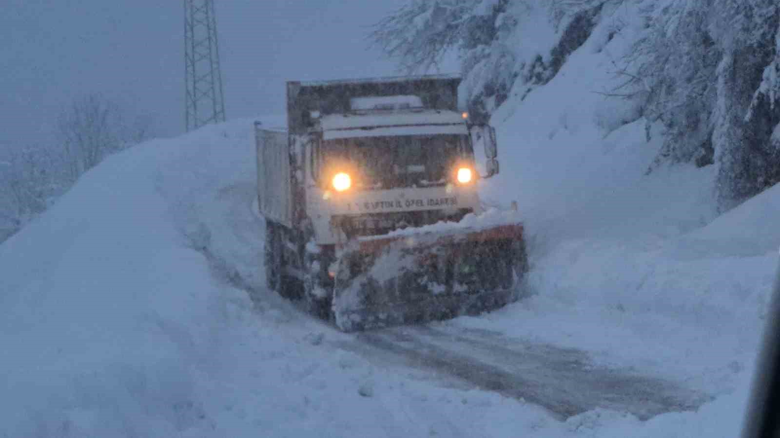 Bartın’da kar kalınlığı 120 santimetreyi aştı
