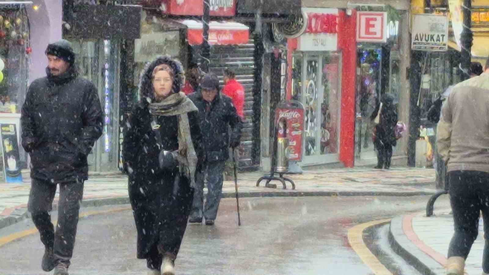 Bartın’da kar kalınlığı 120 santimetreyi aştı
