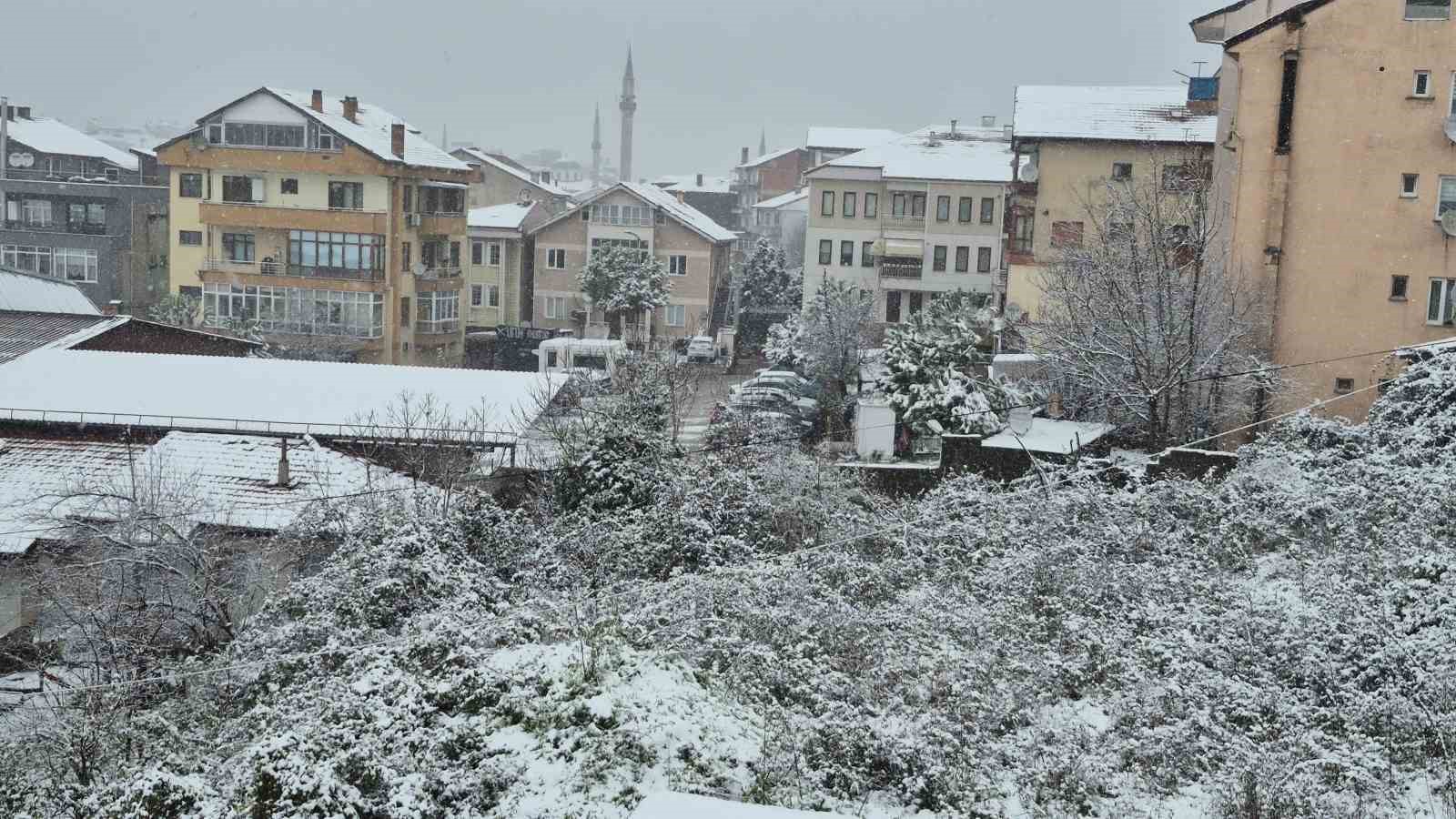 Bartın’da kar kalınlığı 120 santimetreyi aştı

