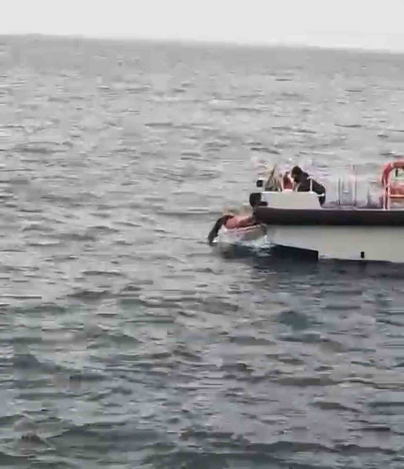 Bartın’da kıyafetleriyle denize giren kadını sahil güvenlik ekipleri kurtardı
