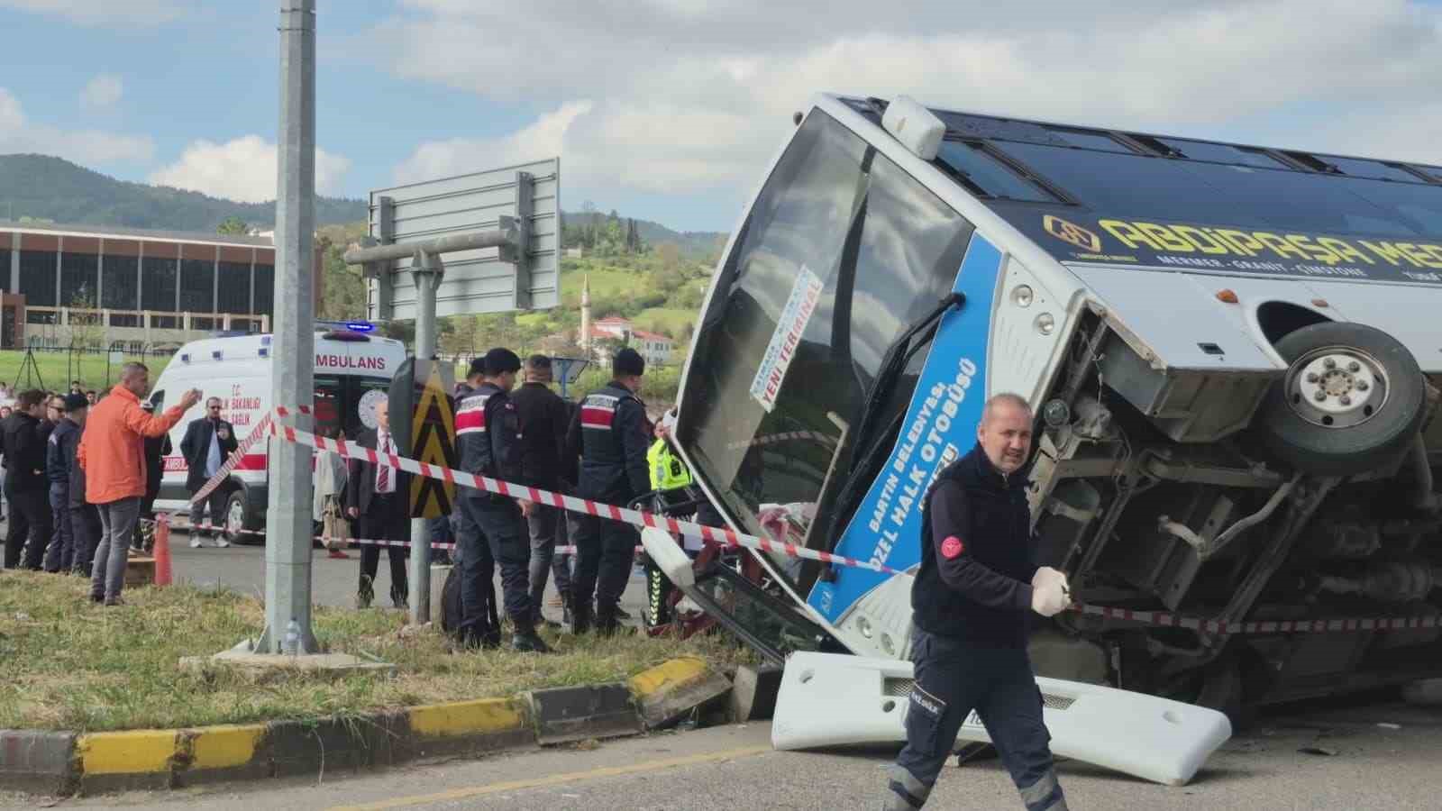 Bartın’da korkutan kaza: Öğrencileri taşıyan otobüs otomobile çarptı
