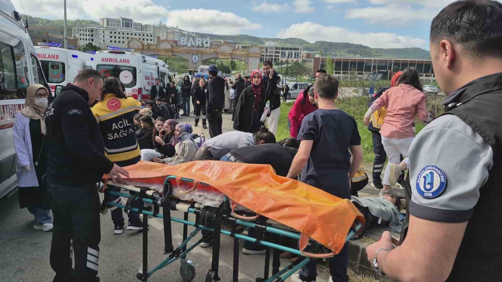 Bartın’da korkutan kaza: Öğrencileri taşıyan otobüs otomobile çarptı
