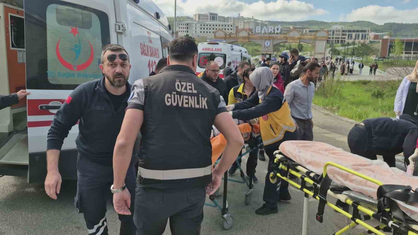 Bartın’da korkutan kaza: Öğrencileri taşıyan otobüs otomobile çarptı
