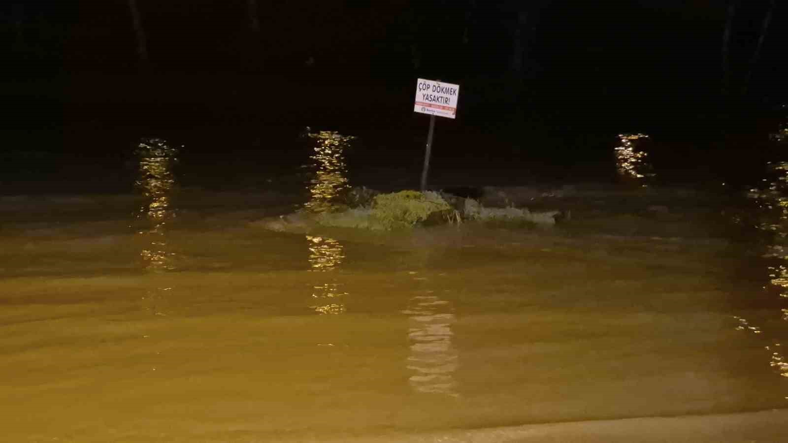 Bartın’da sağanak ve dolu yağışı ırmağı taşırdı
