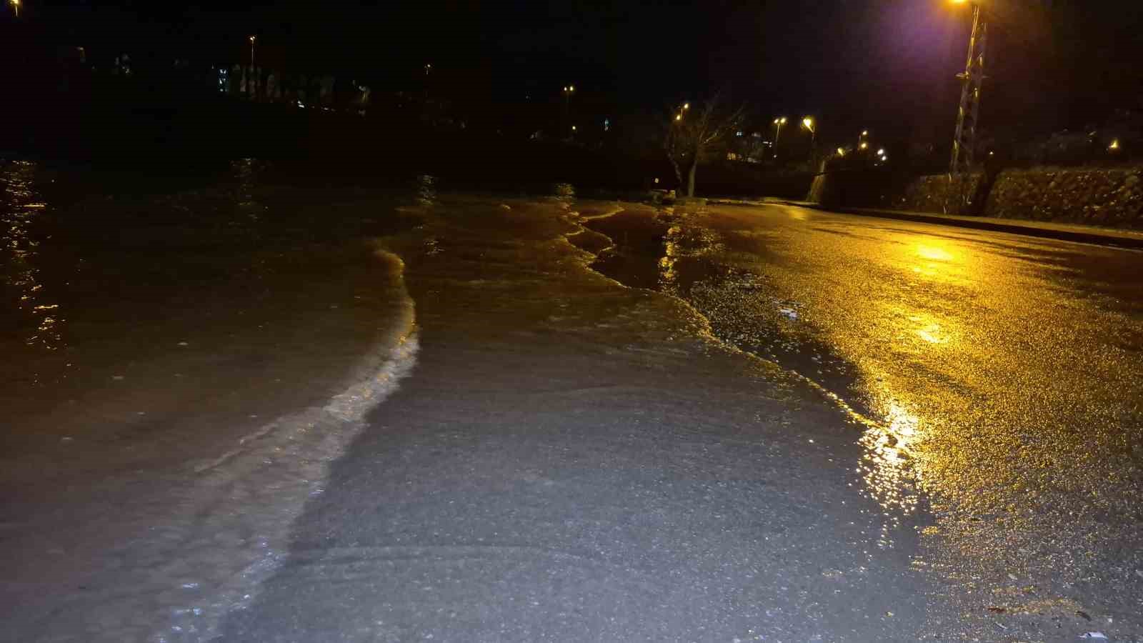 Bartın’da sağanak ve dolu yağışı ırmağı taşırdı
