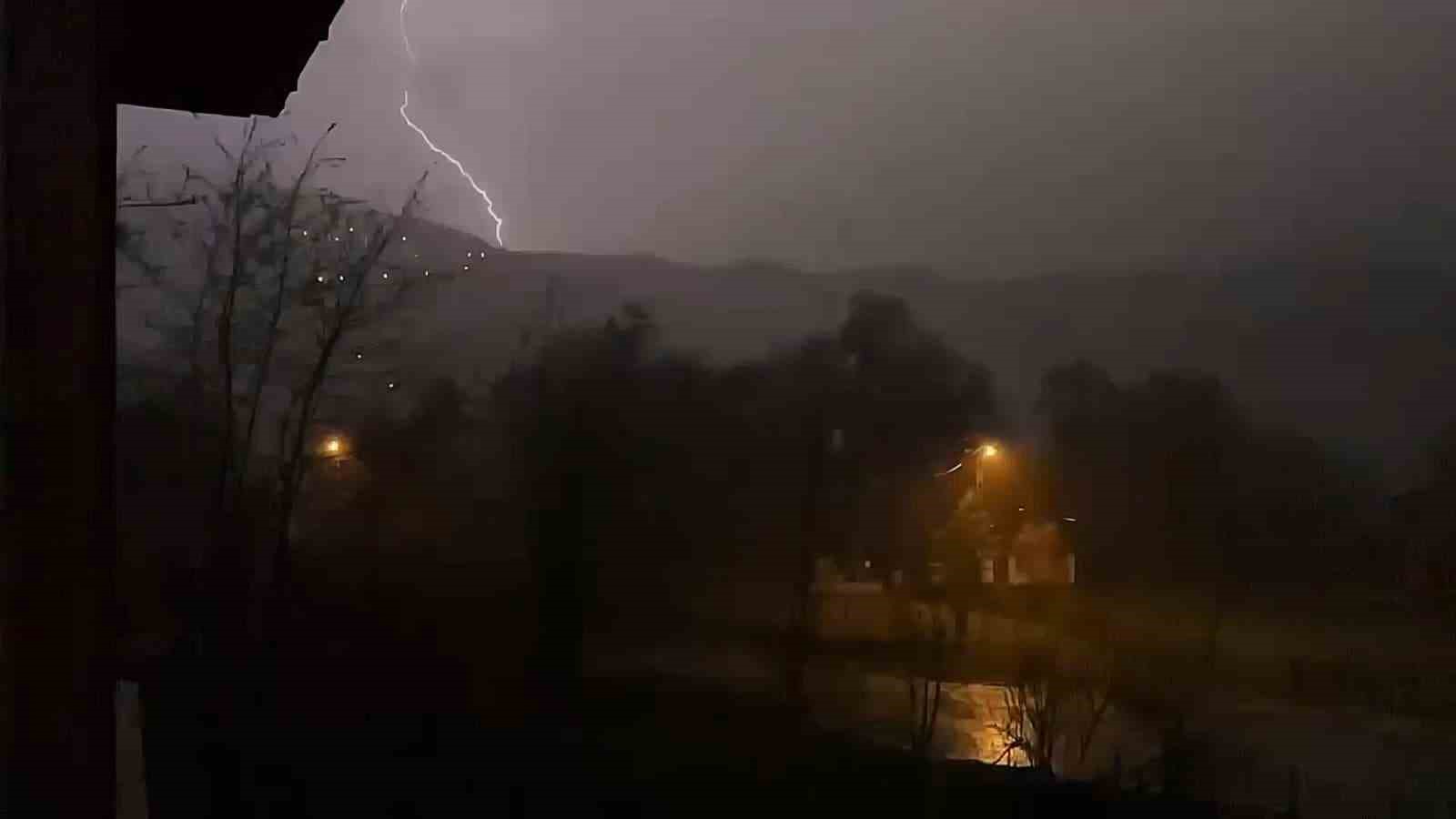 Bartın’da şimşekler geceyi aydınlattı, dolu yağışı şehri beyaza bürüdü
