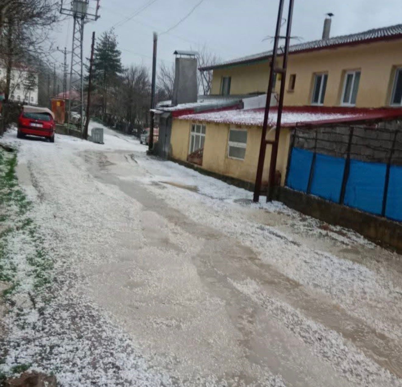 Bartın’da şimşekler geceyi aydınlattı, dolu yağışı şehri beyaza bürüdü
