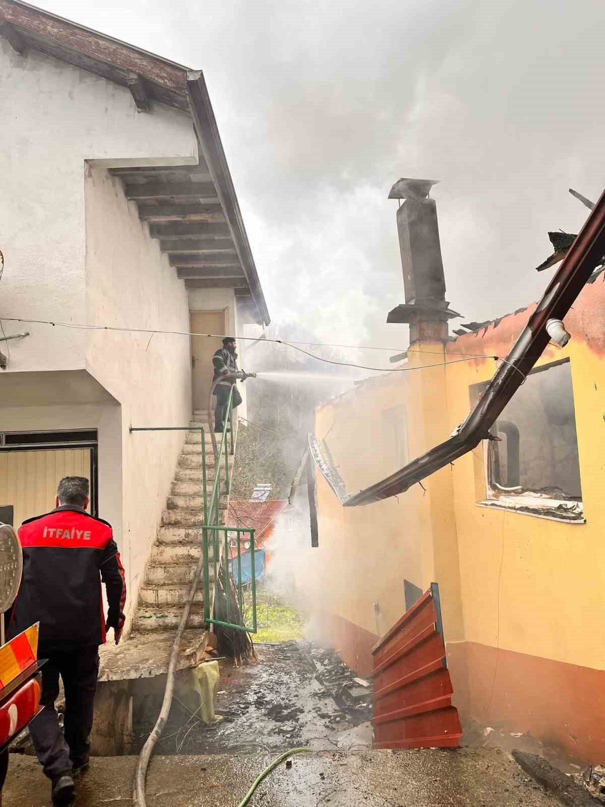 Bartın’da yanan ev kullanılamaz hale geldi
