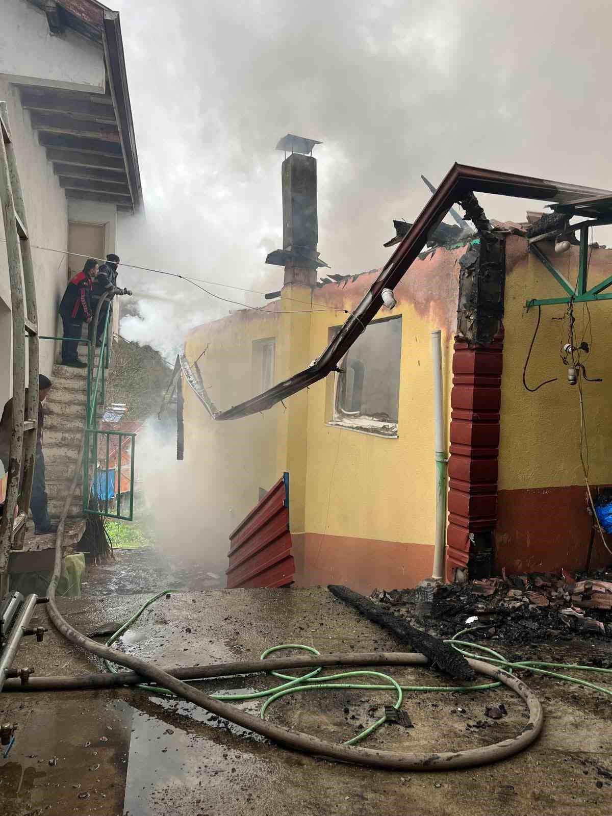 Bartın’da yanan ev kullanılamaz hale geldi
