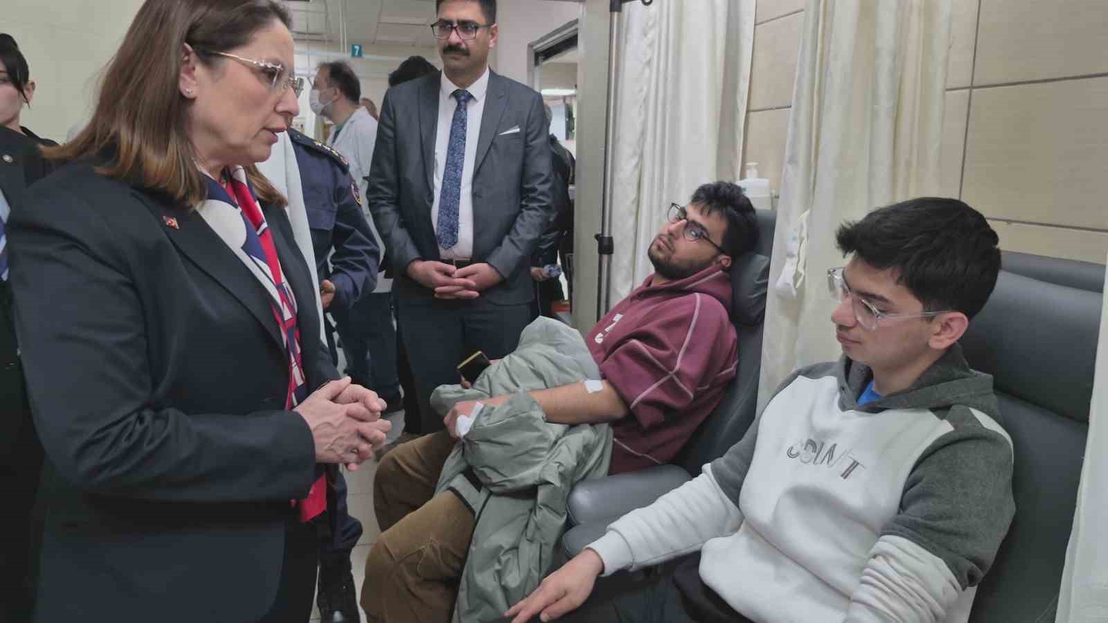 Bartın’daki feci kazanın ardından Vali Arslan yaralıları hastanede ziyaret etti
