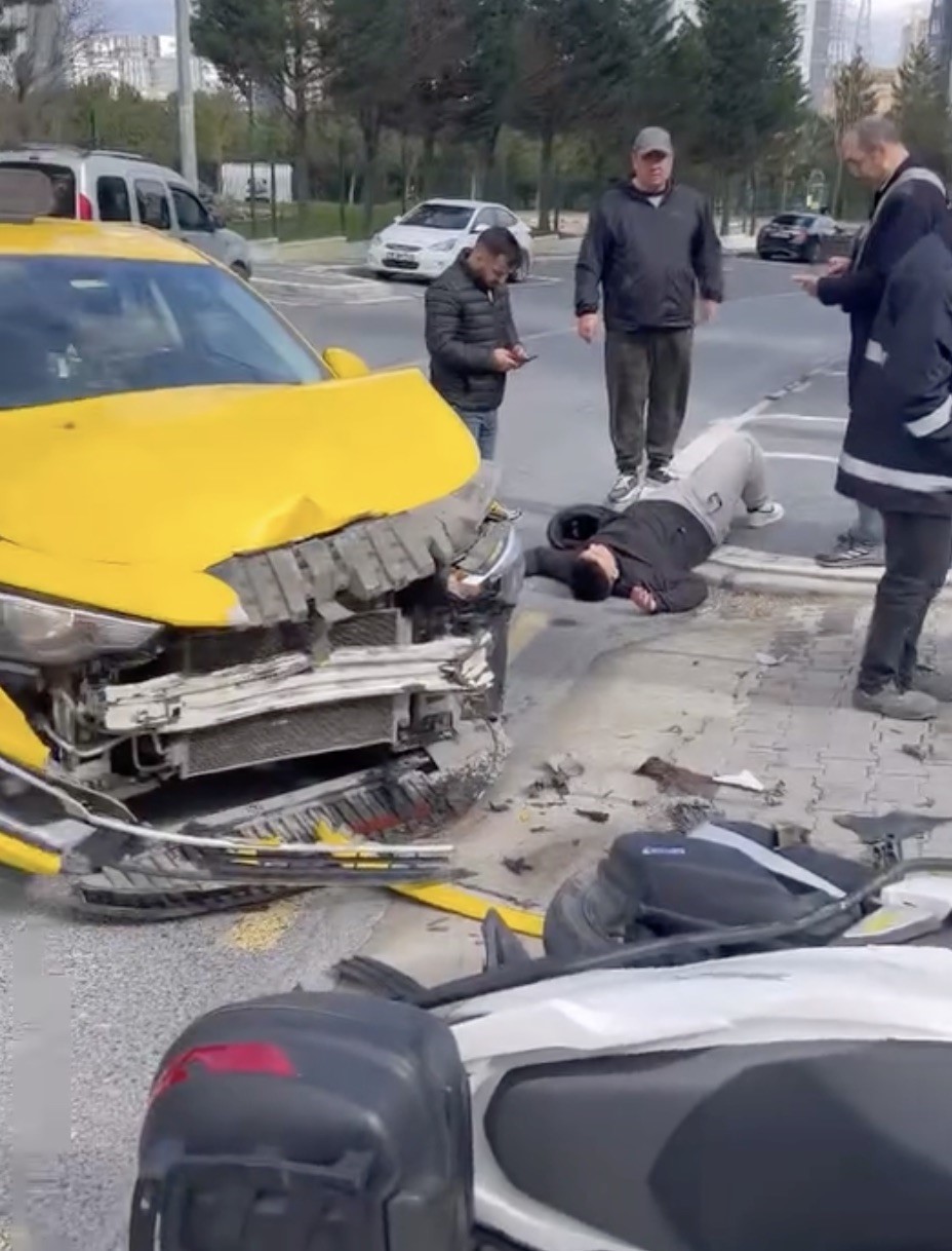 Başakşehir Kayaşehir’de taksi ile motosiklet kafa kafaya çarpıştı
