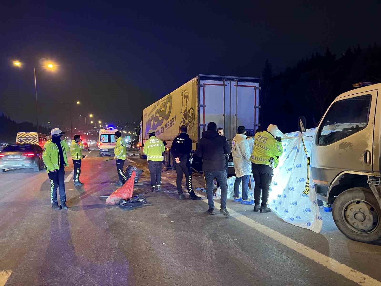 Başakşehir TEM’de arızalanan tıra çarpan motosikletli hayatını kaybetti
