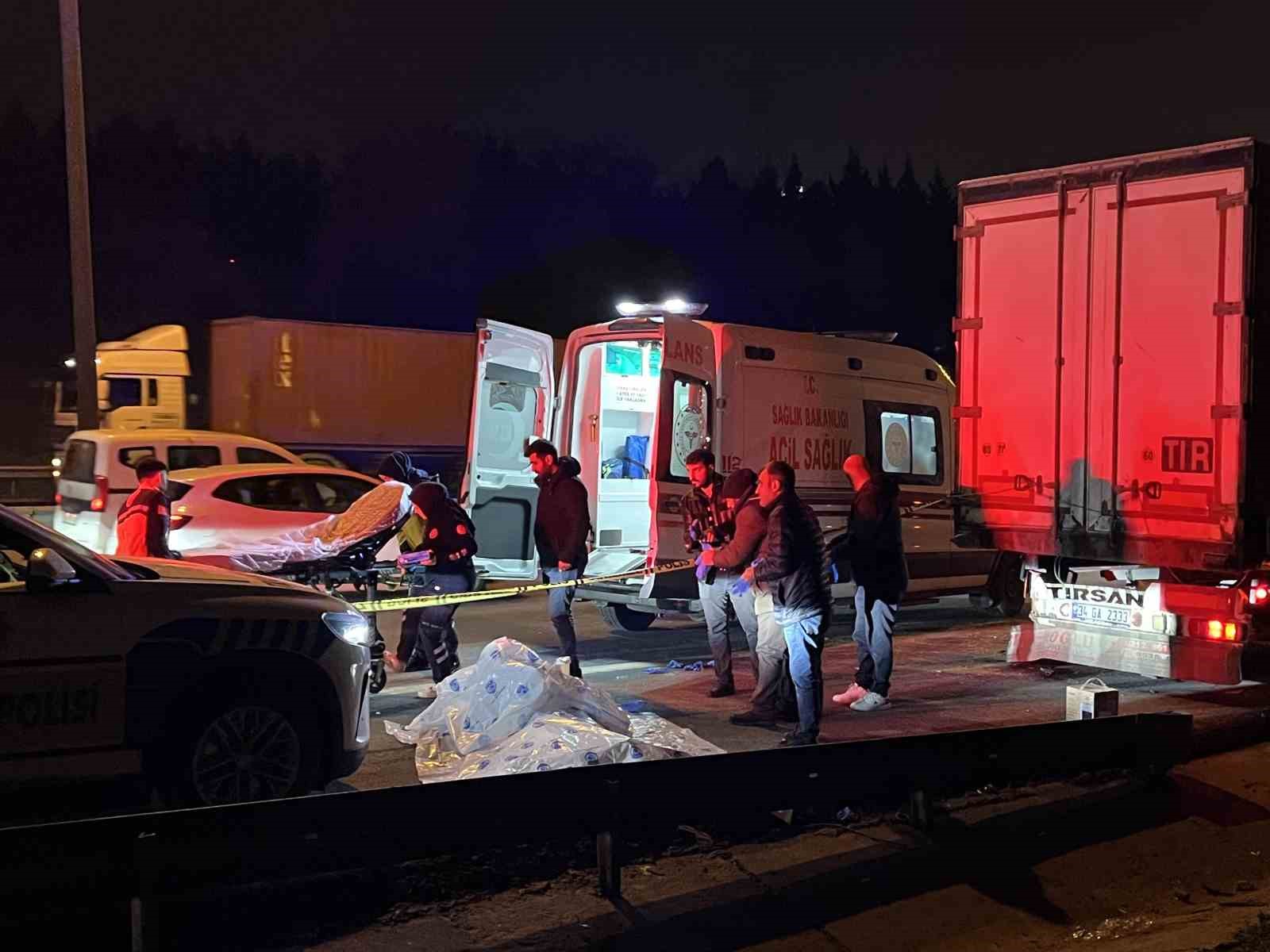 Başakşehir TEM’de arızalanan tıra çarpan motosikletli hayatını kaybetti
