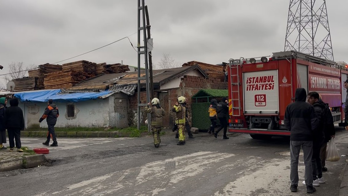 Başakşehir’de 3 katlı binanın çatısı alev alev yandı
