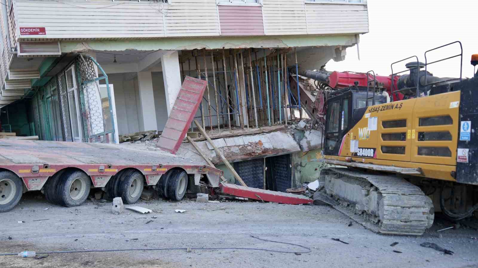 Başakşehir’de binaya saplanan vinci çıkarma çalışmaları 28. saate girdi
