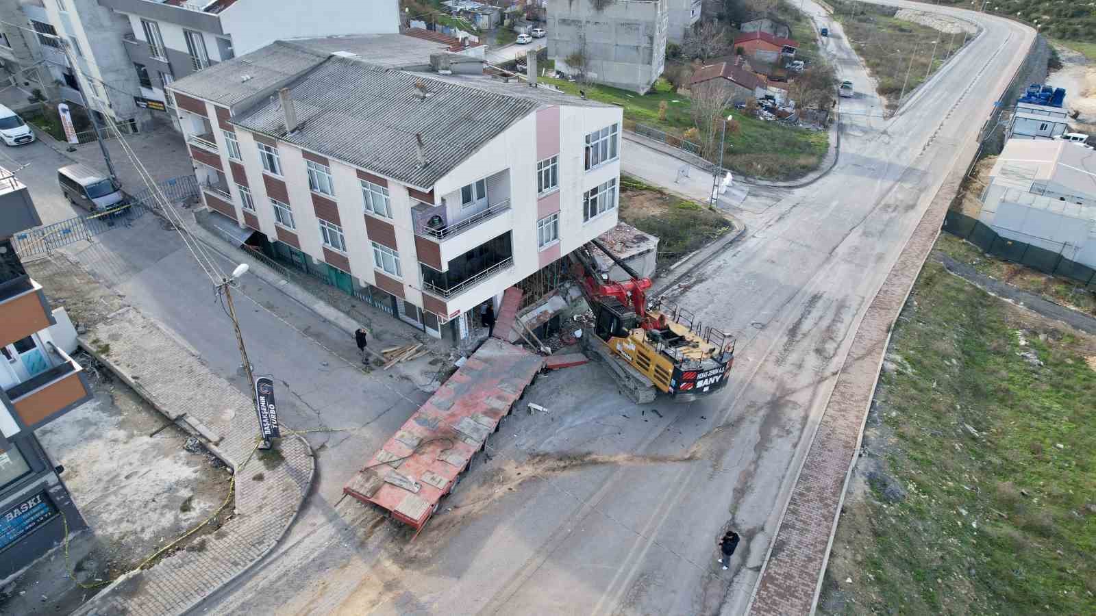 Başakşehir’de binaya saplanan vinci çıkarma çalışmaları 28. saate girdi
