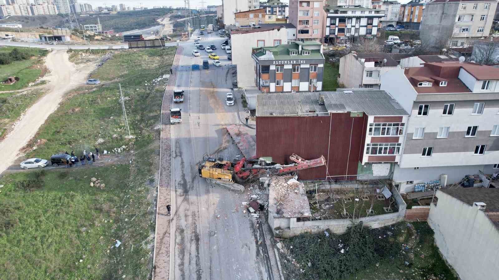 Başakşehir’de binaya saplanan vinci çıkarma çalışmaları 28. saate girdi
