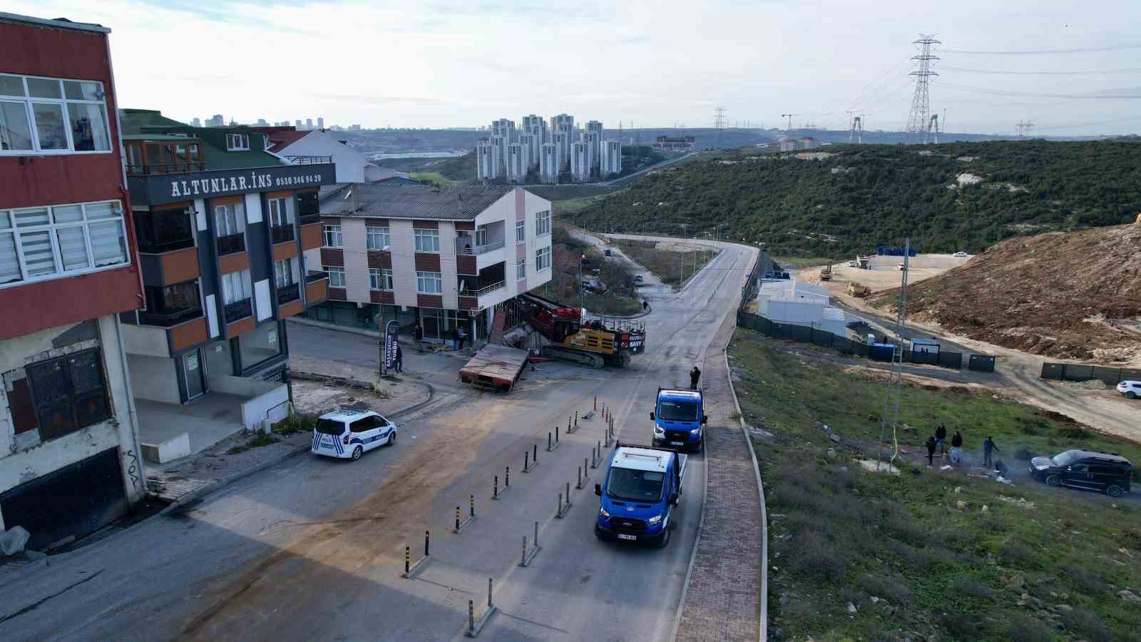 Başakşehir’de binaya saplanan vinci çıkarma çalışmaları 28. saate girdi
