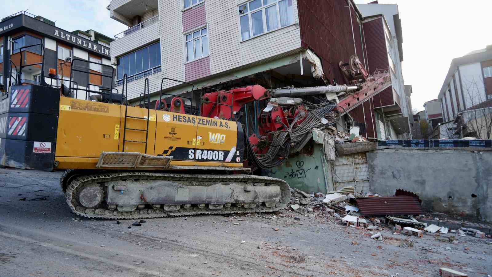 Başakşehir’de binaya saplanan vinci çıkarma çalışmaları 28. saate girdi
