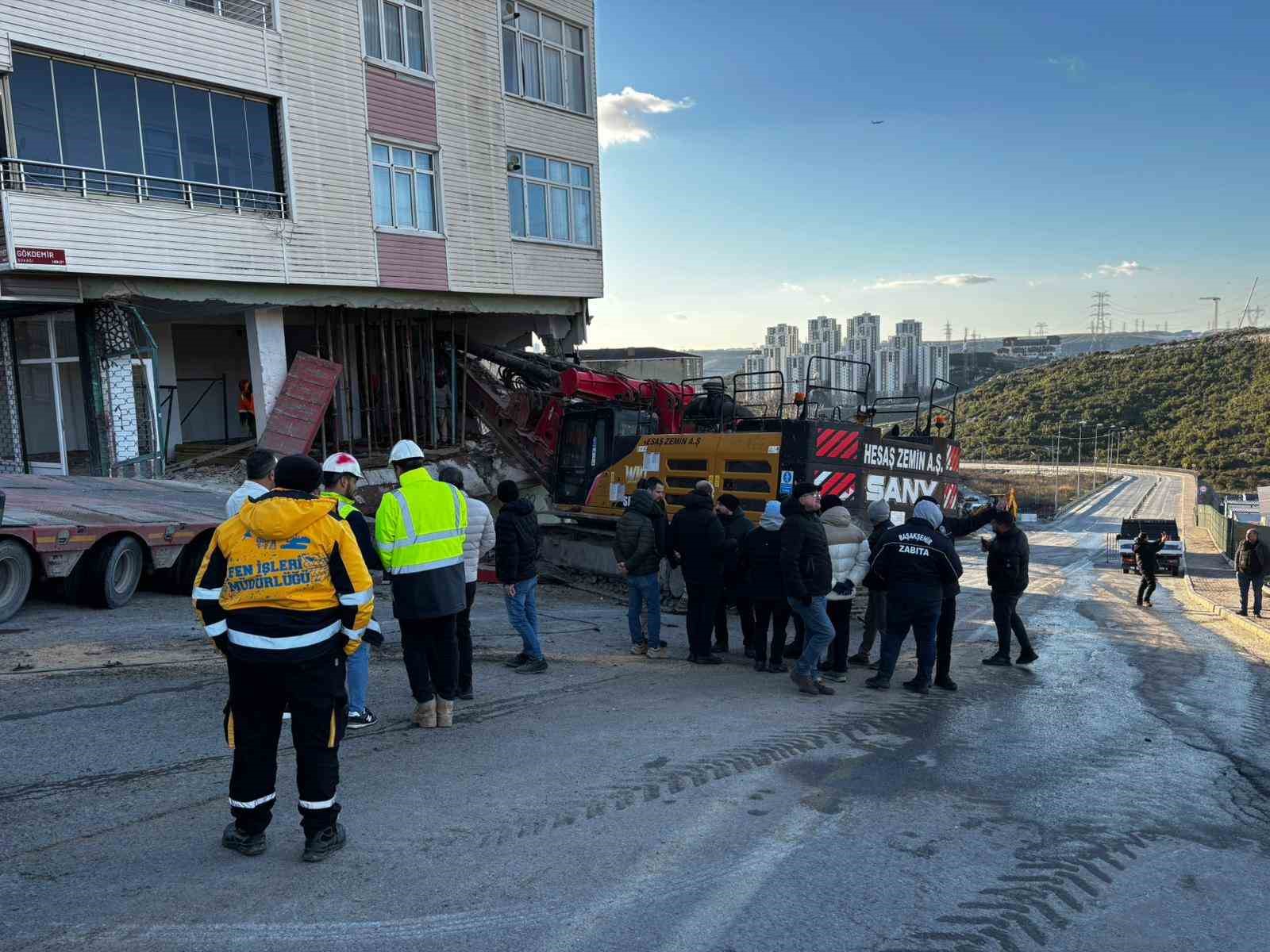 Başakşehir’de binaya saplanan vincin çıkartılma çalışmaları 5 saattir devam ediyor
