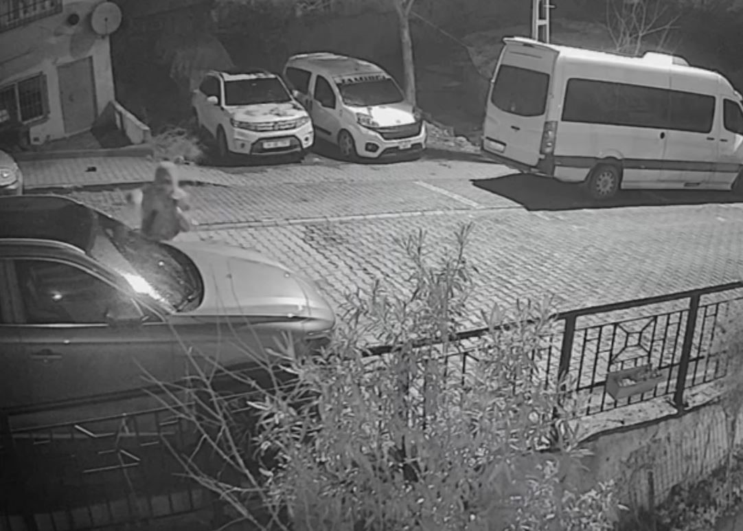 Başakşehir’de gece yarısı levyeli saldırı: Park halindeki aracı parçaladı
