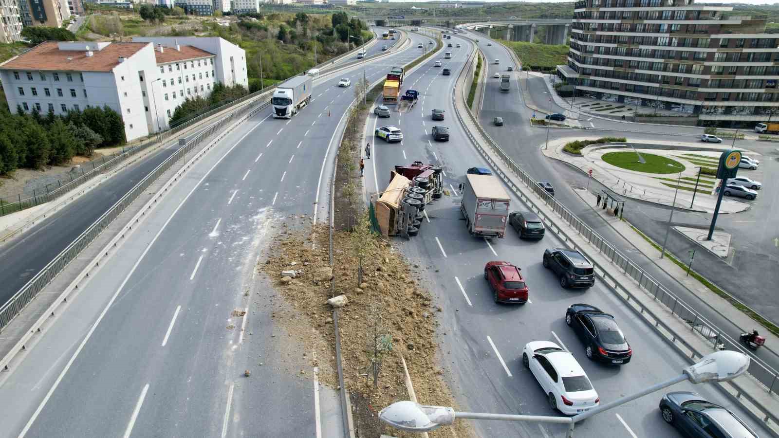 Başakşehir’de hafriyat kamyonu devrildi: Yol trafiğe kapandı
Başakşehir’de hafriyat kamyonu devrildi: Yol trafiğe kapandı