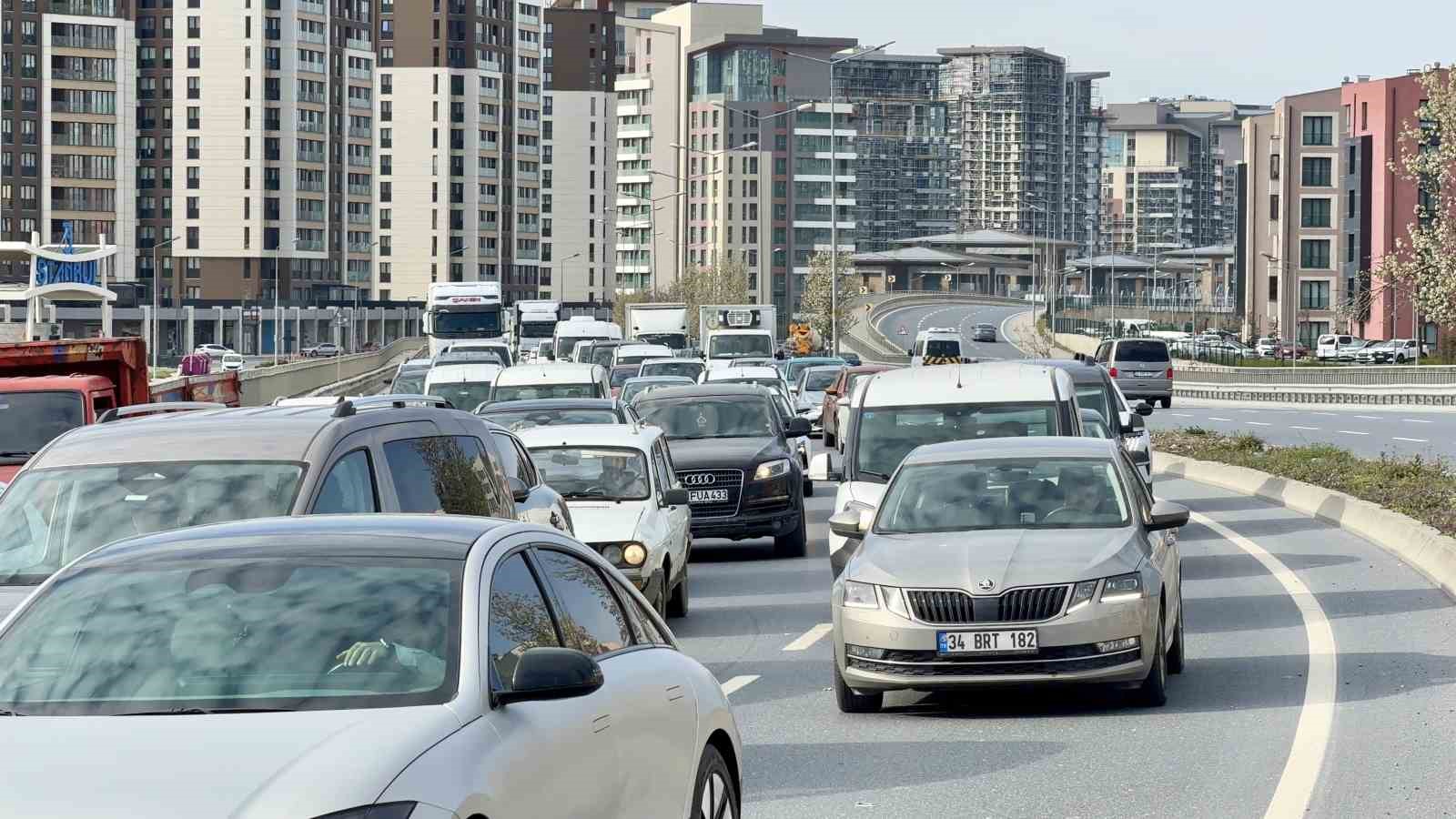 Başakşehir’de hafriyat kamyonu devrildi: Yol trafiğe kapandı
Başakşehir’de hafriyat kamyonu devrildi: Yol trafiğe kapandı