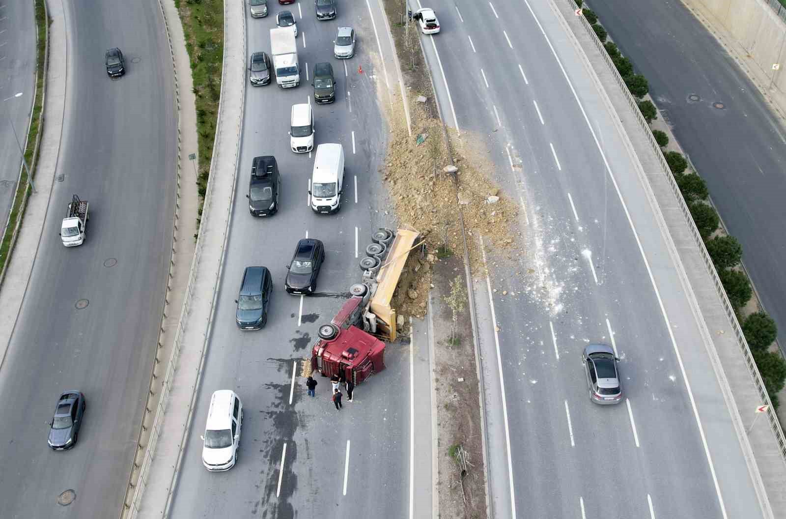 Başakşehir’de hafriyat kamyonu devrildi: Yol trafiğe kapandı
Başakşehir’de hafriyat kamyonu devrildi: Yol trafiğe kapandı