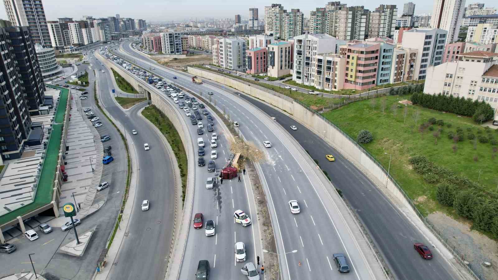 Başakşehir’de hafriyat kamyonu devrildi: Yol trafiğe kapandı
Başakşehir’de hafriyat kamyonu devrildi: Yol trafiğe kapandı