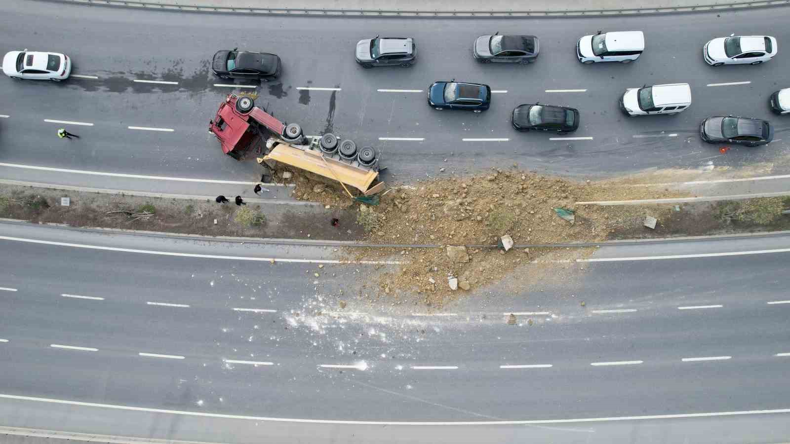 Başakşehir’de hafriyat kamyonu devrildi: Yol trafiğe kapandı
Başakşehir’de hafriyat kamyonu devrildi: Yol trafiğe kapandı