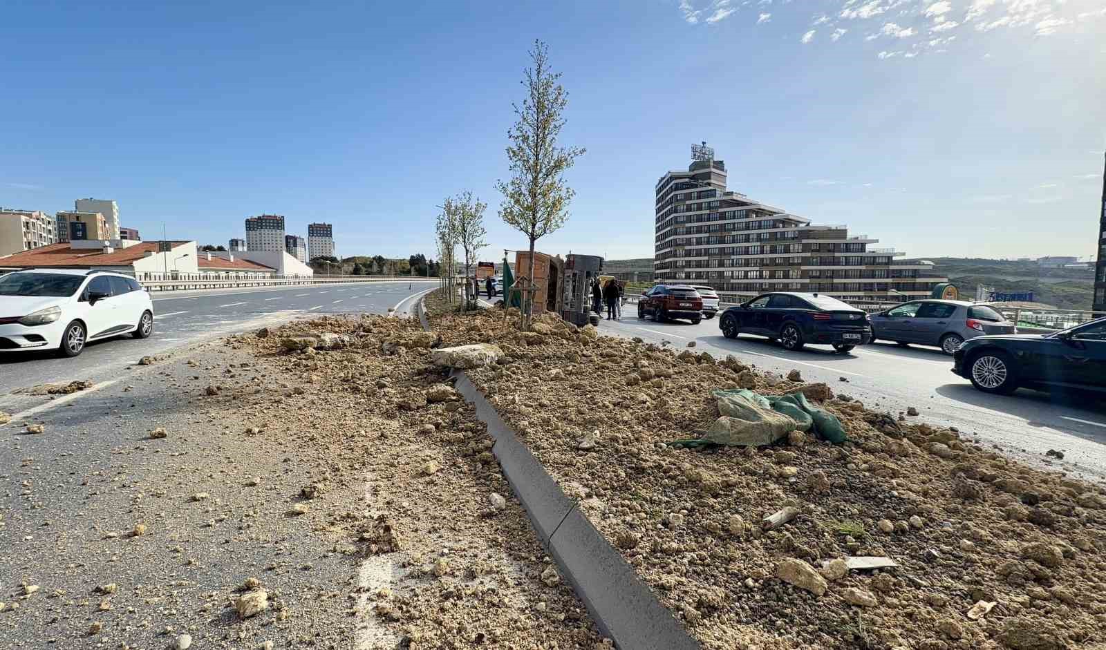 Başakşehir’de hafriyat kamyonu devrildi: Yol trafiğe kapandı
Başakşehir’de hafriyat kamyonu devrildi: Yol trafiğe kapandı