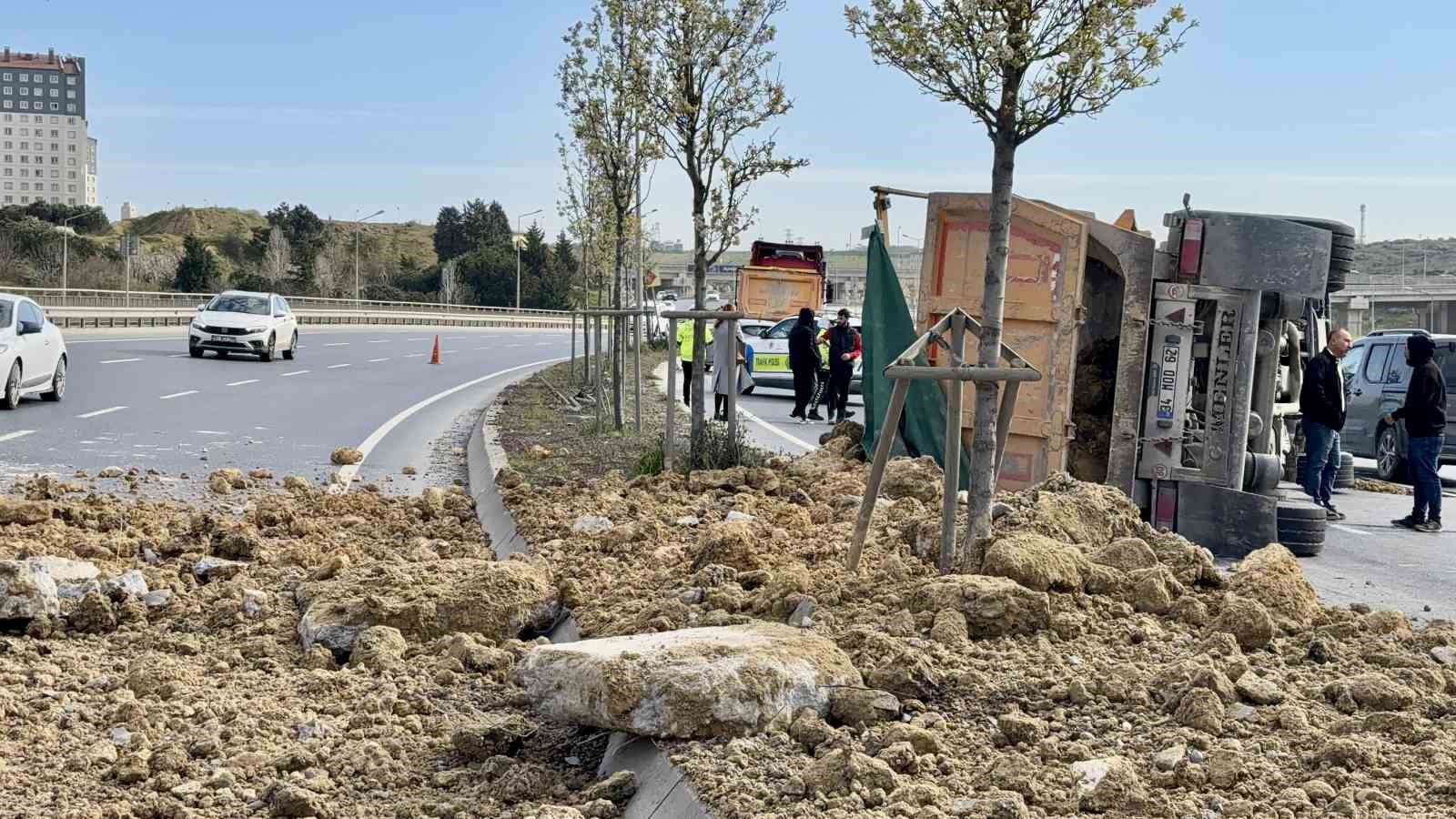 Başakşehir’de hafriyat kamyonu devrildi: Yol trafiğe kapandı
Başakşehir’de hafriyat kamyonu devrildi: Yol trafiğe kapandı