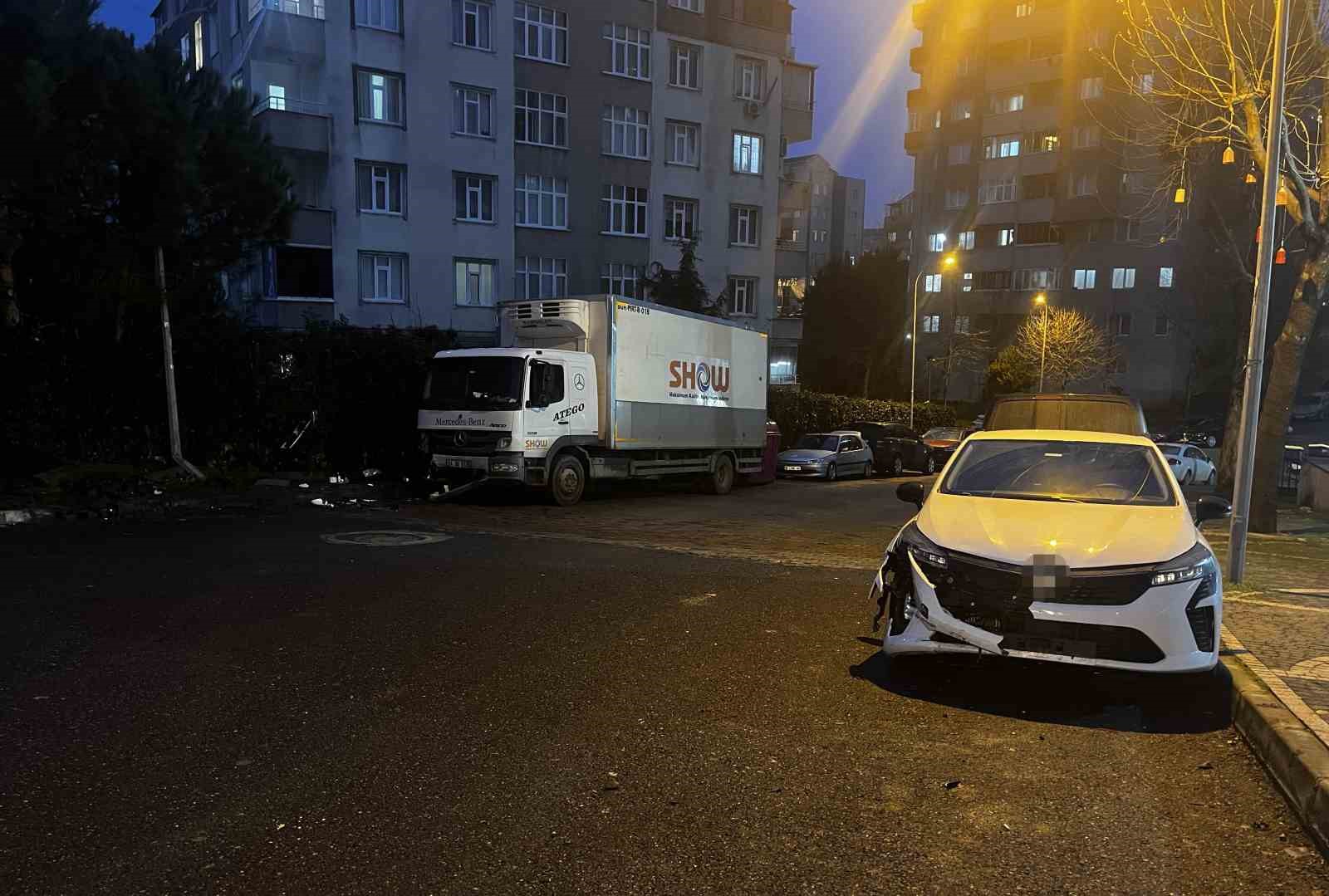 Başakşehir’de park halindeyken freni boşalan tır 5 araca çarptı: 2 araç kullanılamaz hale geldi
