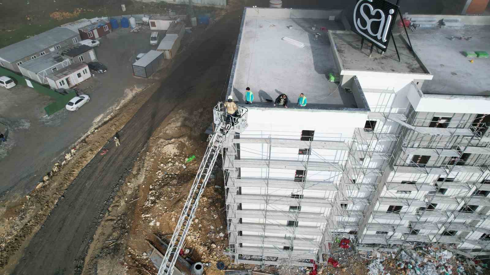 Başakşehir’de şantiyede korkutan yangın: İşçiler çatıya sığındı
