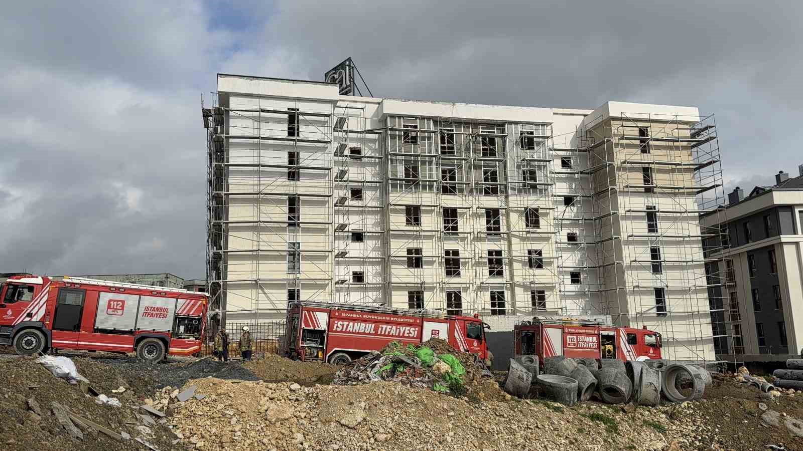 Başakşehir’de şantiyede korkutan yangın: İşçiler çatıya sığındı
