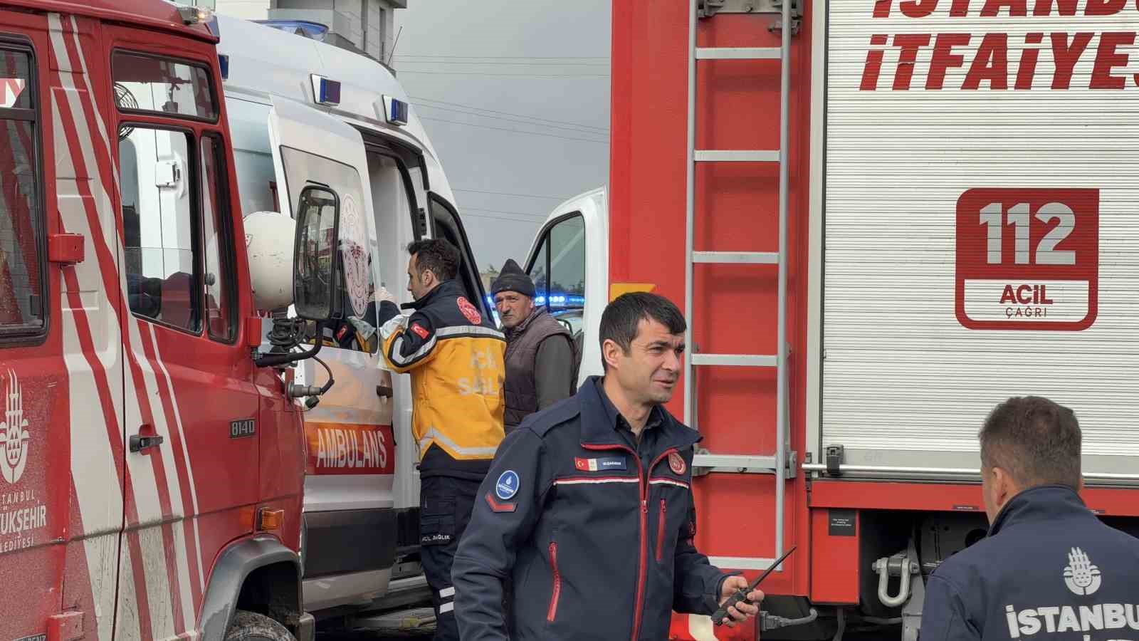 Başakşehir’de şantiyede korkutan yangın: İşçiler çatıya sığındı
