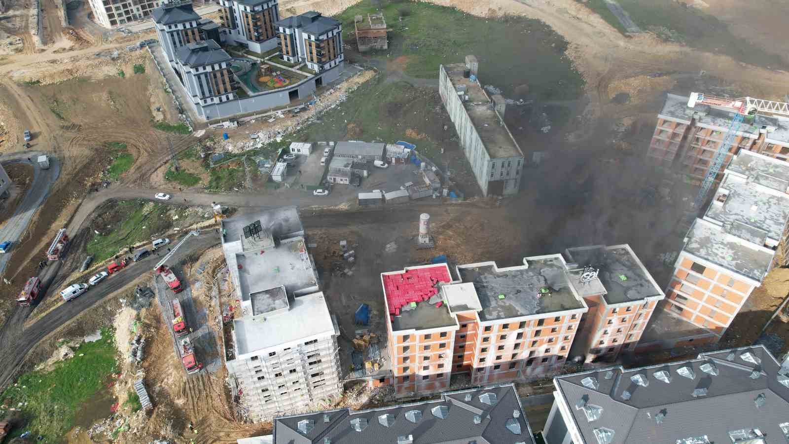 Başakşehir’de şantiyede korkutan yangın: İşçiler çatıya sığındı
