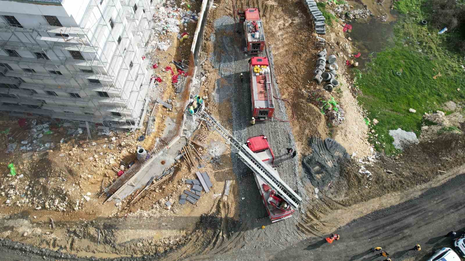 Başakşehir’de şantiyede korkutan yangın: İşçiler çatıya sığındı
