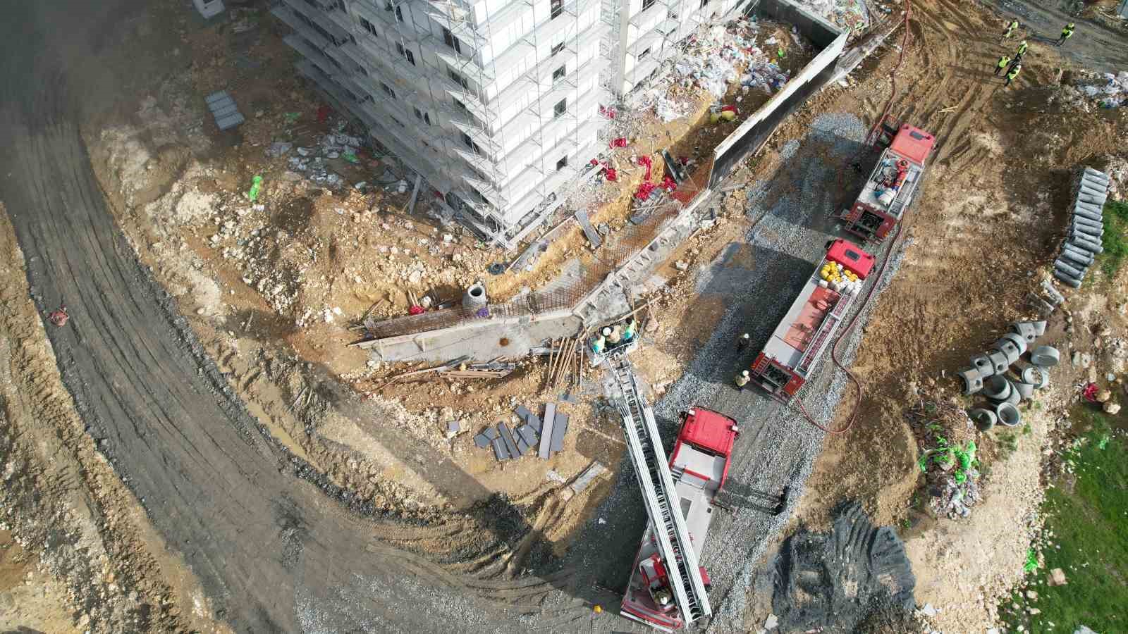 Başakşehir’de şantiyede korkutan yangın: İşçiler çatıya sığındı
