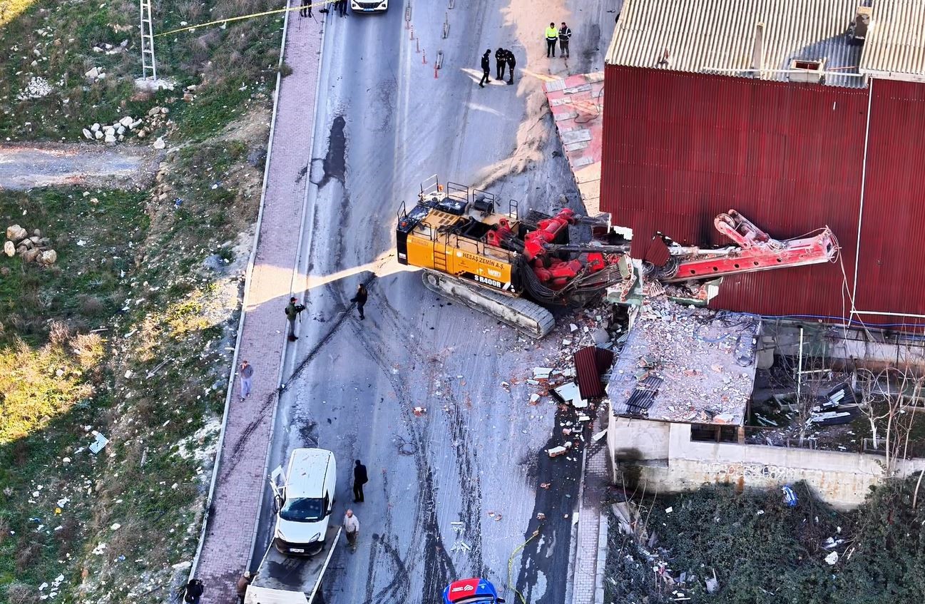 Başakşehir’de tırdan kopan vinç, 2 araca ve bir binaya çarptı
