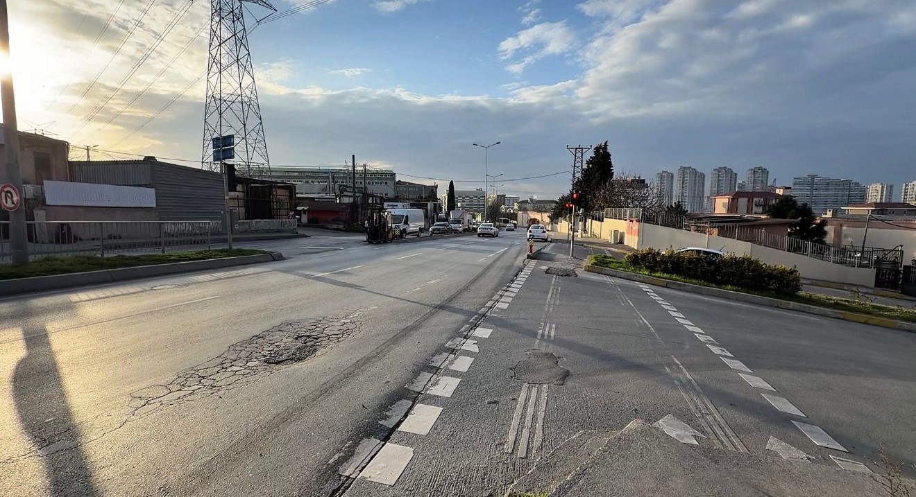 Başakşehir’de tırın altında kalan motosiklet sürücüsü ölümden döndü
Başakşehir’de tırın altında kalan motosiklet sürücüsü ölümden döndü